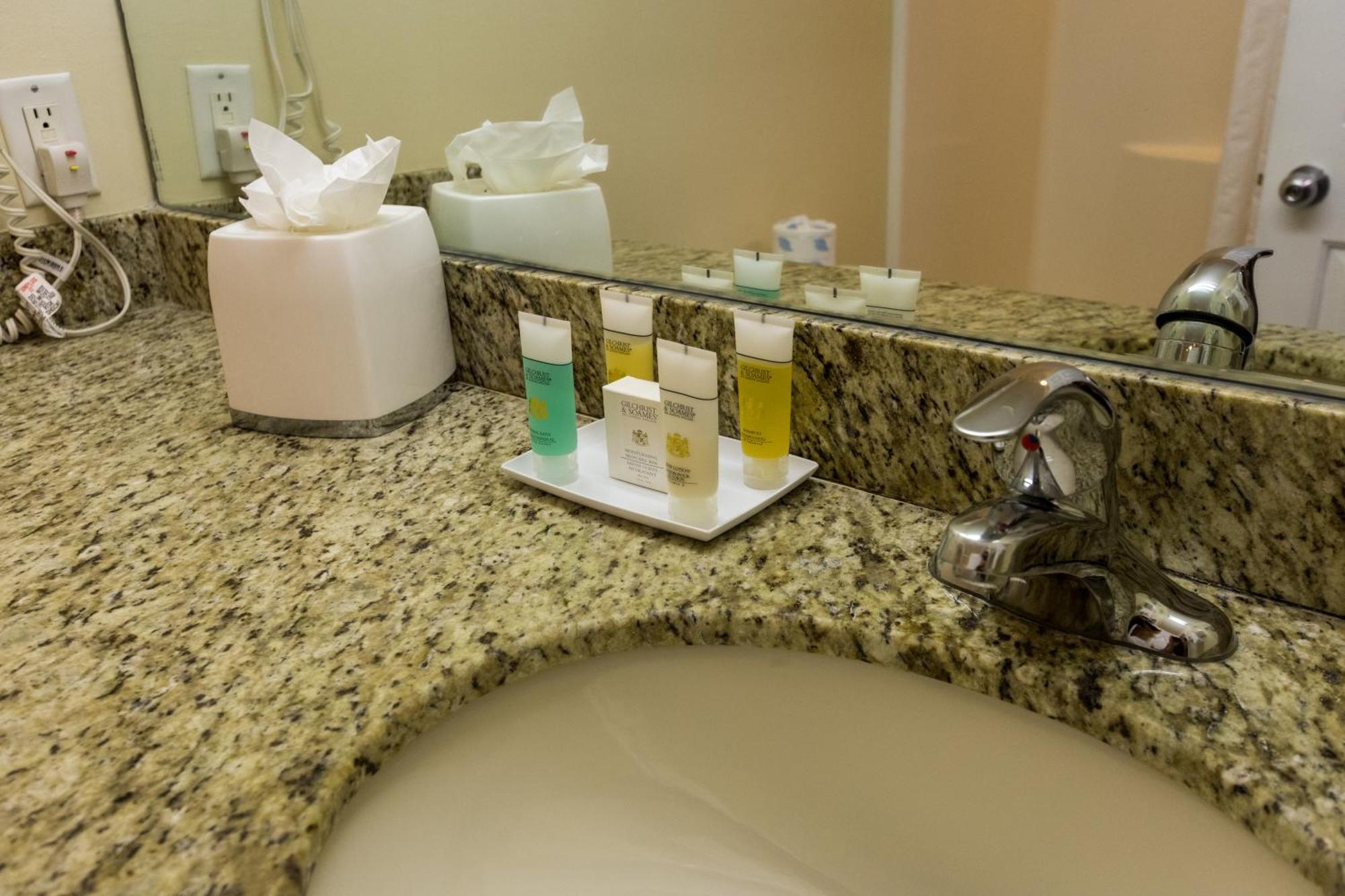 Sunshine Suites Resort West Bay Экстерьер фото
